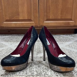 Steve Madden round toe heels (black snake print) size 9
